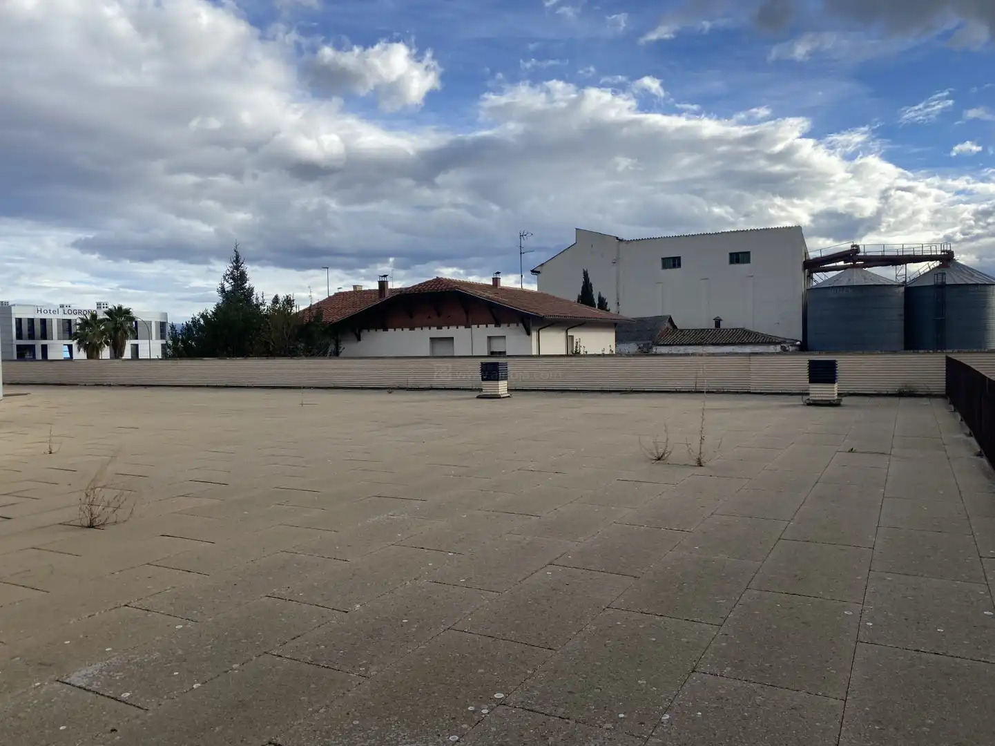 Vista exterior de Local de lloguer en  Logroño