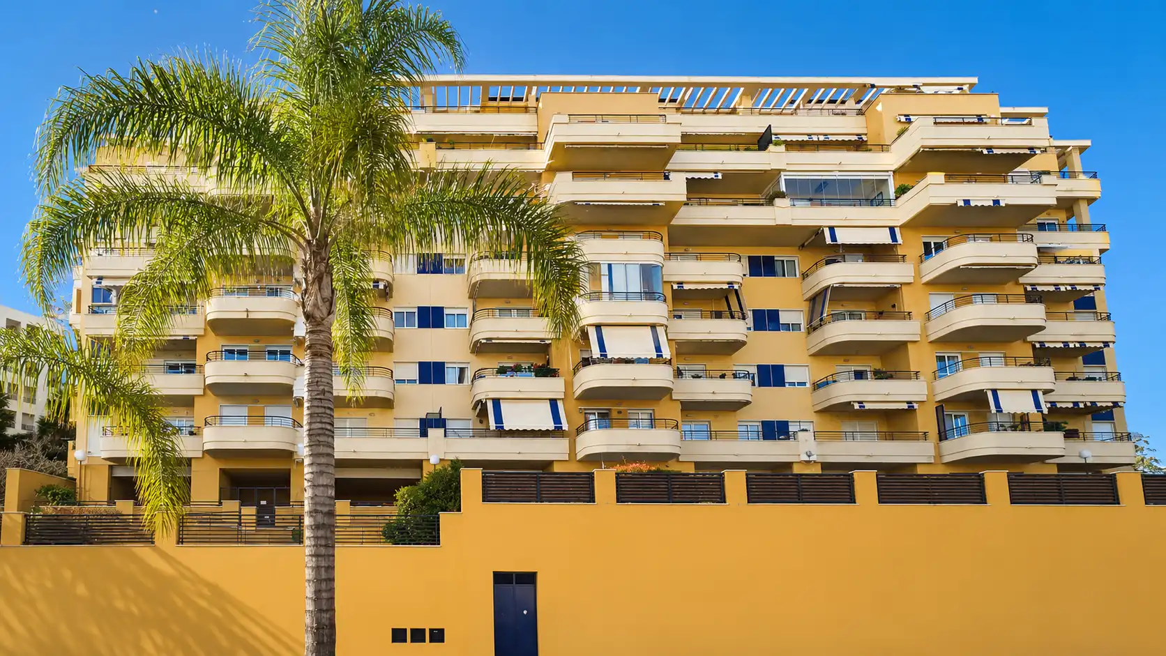 Vista exterior de Apartament en venda en Estepona amb Aire condicionat, Terrassa i Traster