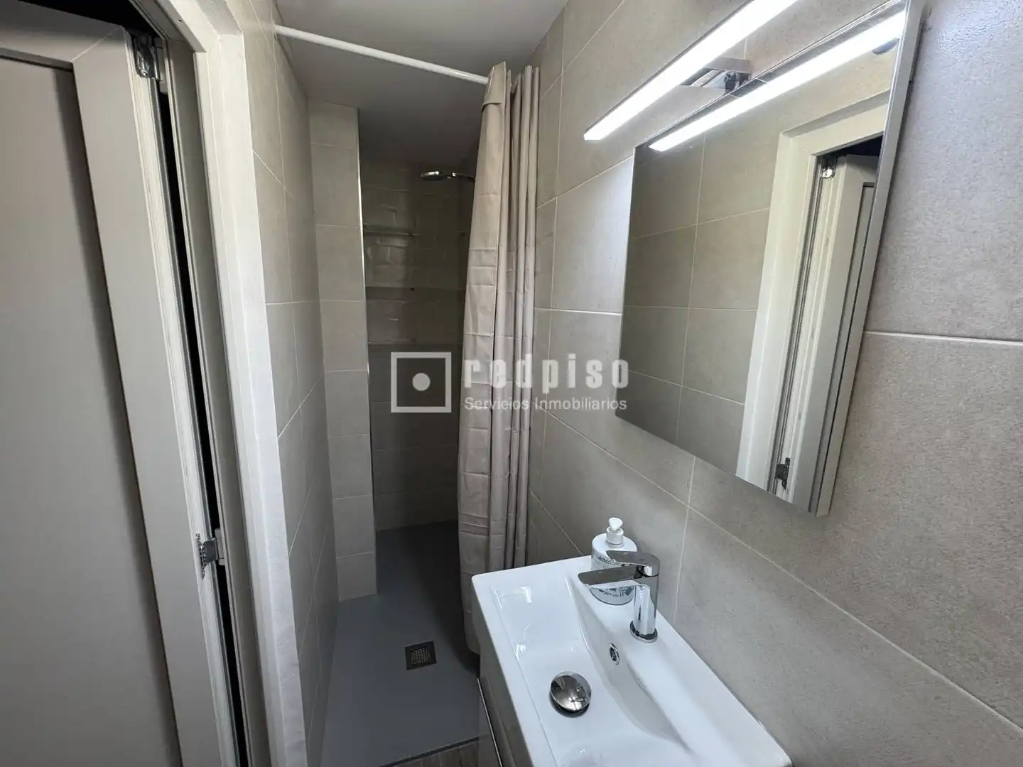 Bathroom of Flat for rent in Valencia  with Air Conditioner, Heating and Private garden