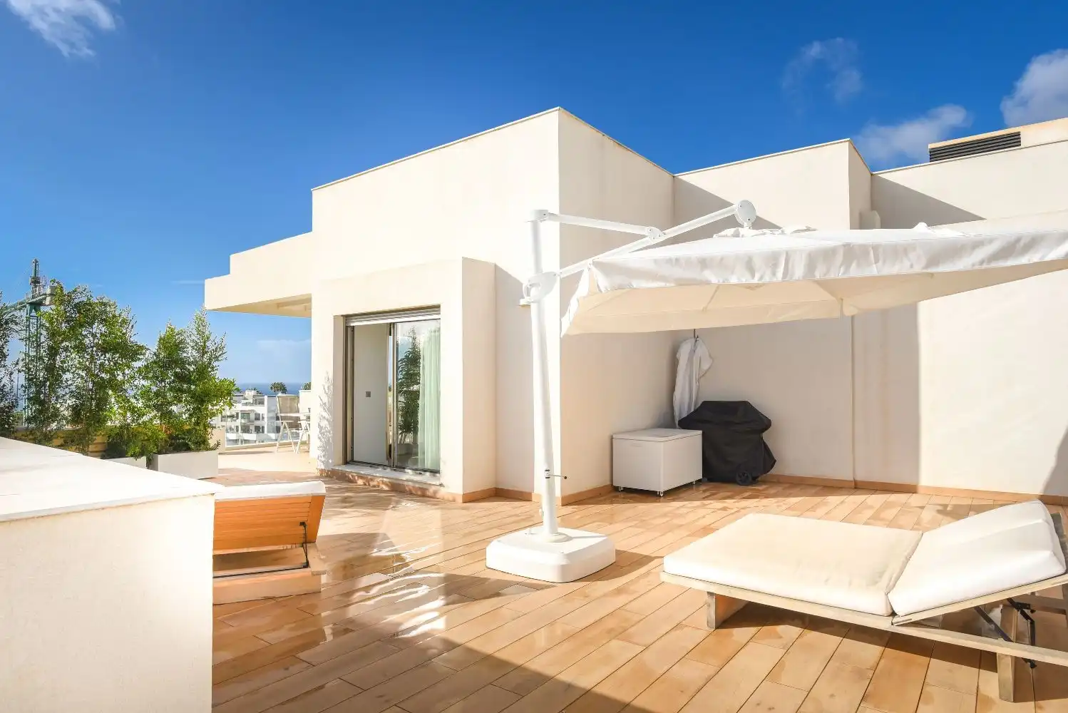 Terrasse von Wohnungen zum Verkauf in Marbella mit Klimaanlage, Möbliert und Ofen
