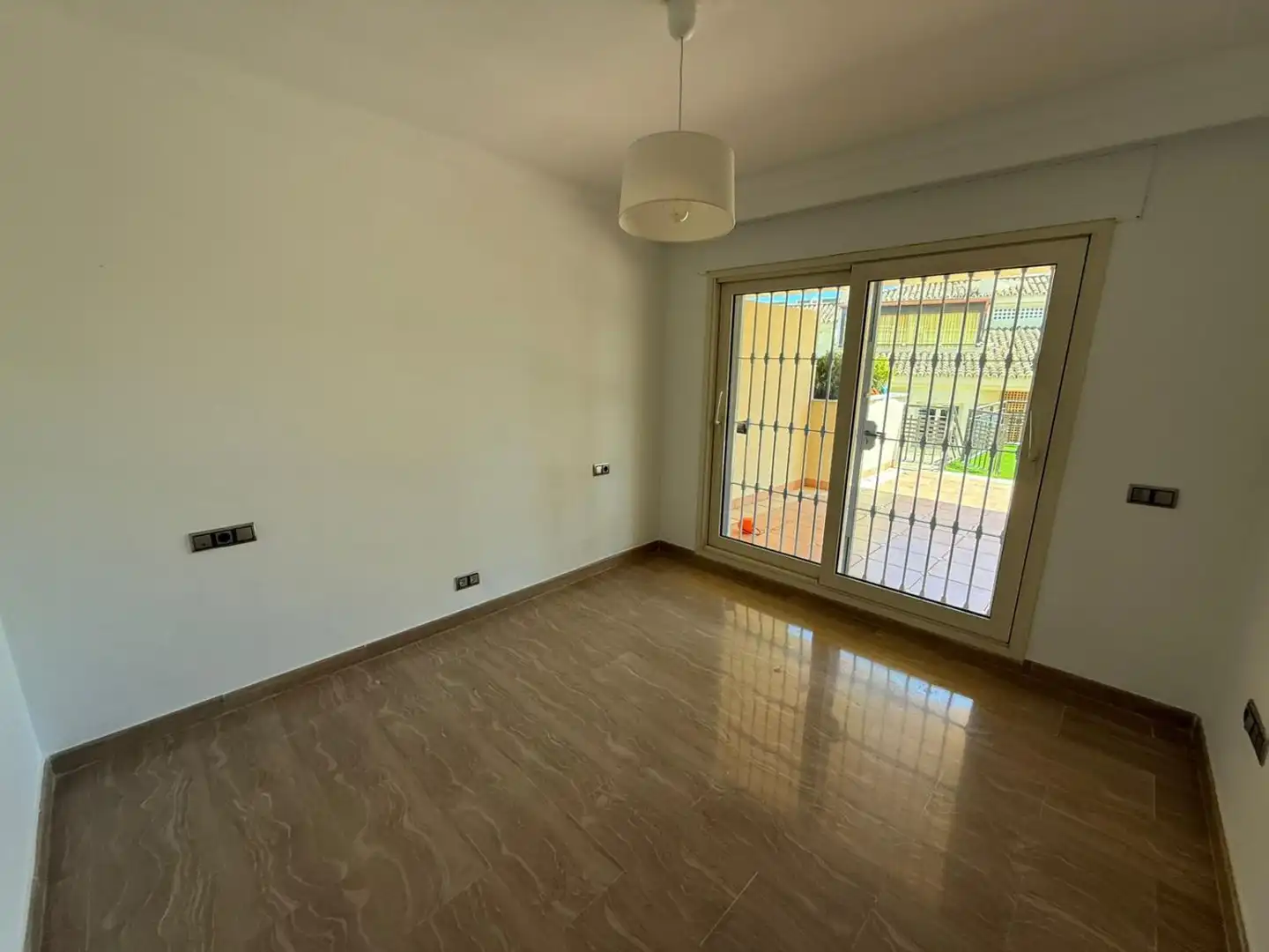 Habitación de Piso en venta en Marbella con Calefacción, Terraza y Piscina comunitaria