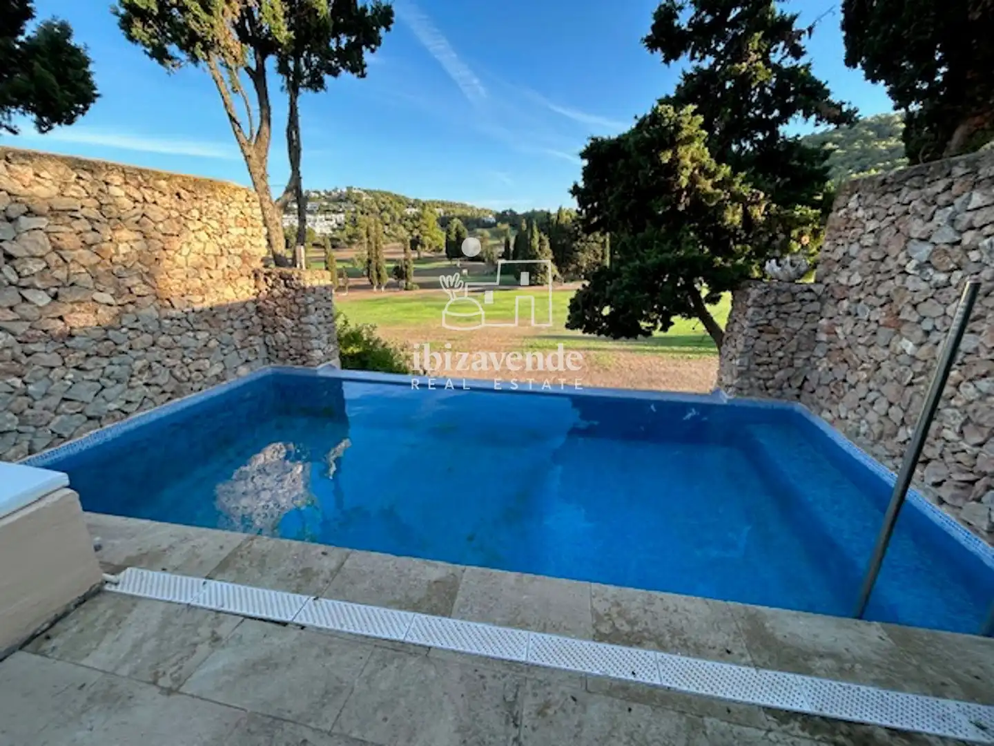 Garten von Einfamilien-Reihenhaus zur Miete in Santa Eulària des Riu mit Klimaanlage, Heizung und Parkett