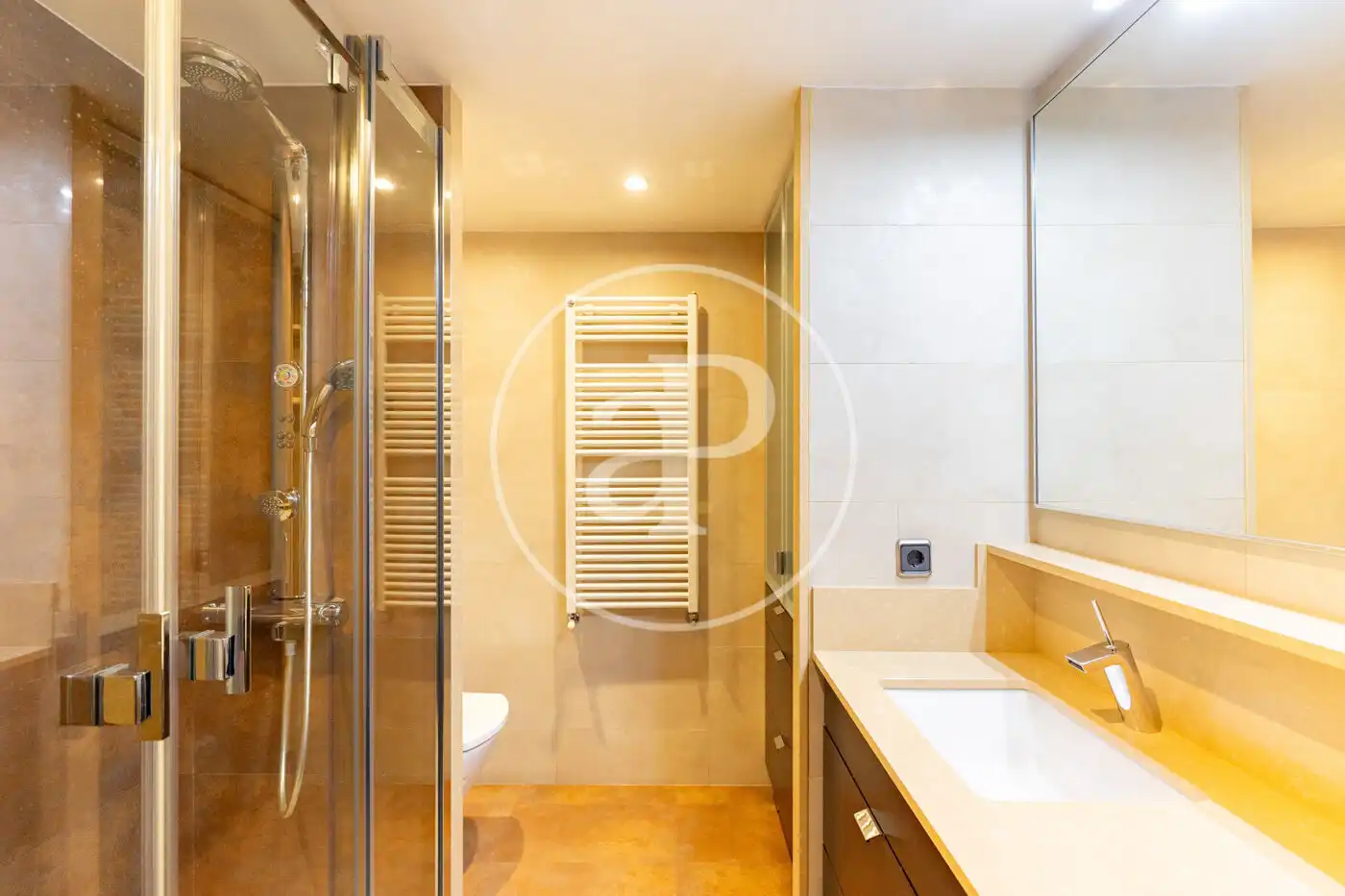 Baño de Piso de alquiler en Barcelona con Calefacción, Jardín privado y Balcón
