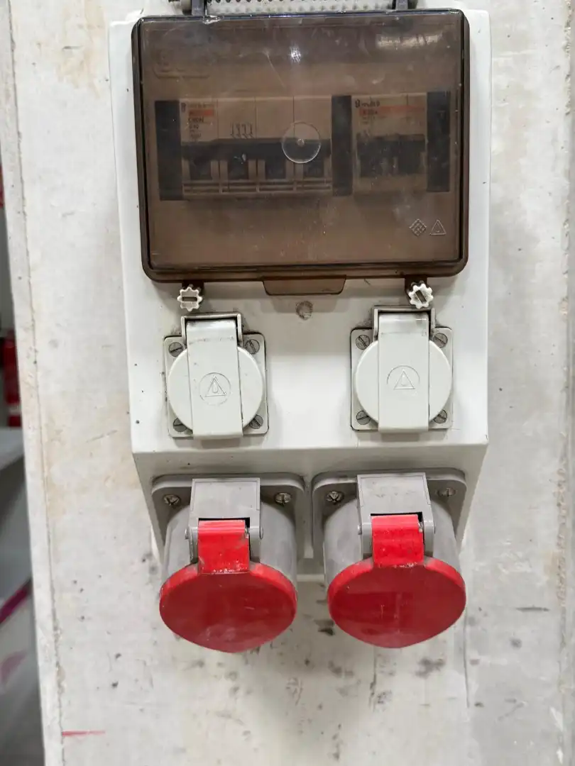 Parkplatz von Fabrikhallen zur Miete in Santa Perpètua de Mogoda