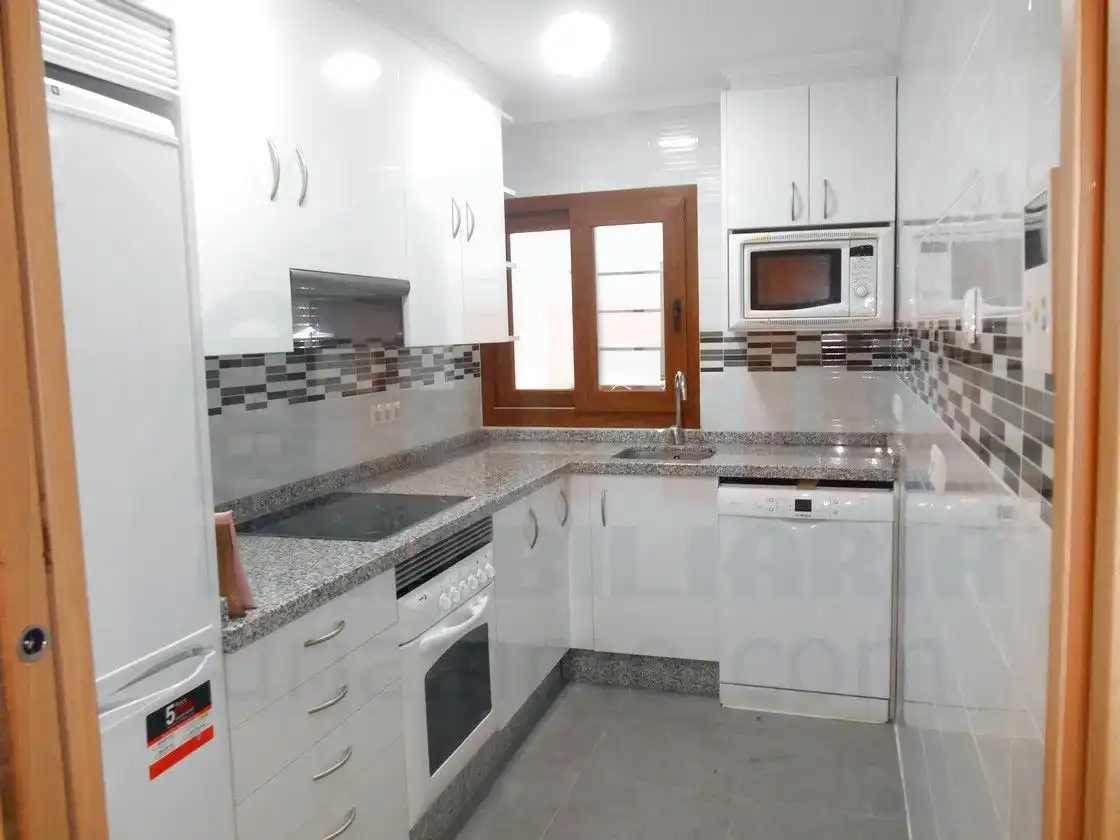 Cuina de Pis de lloguer en Oviedo  amb Calefacció, Parquet i Forn