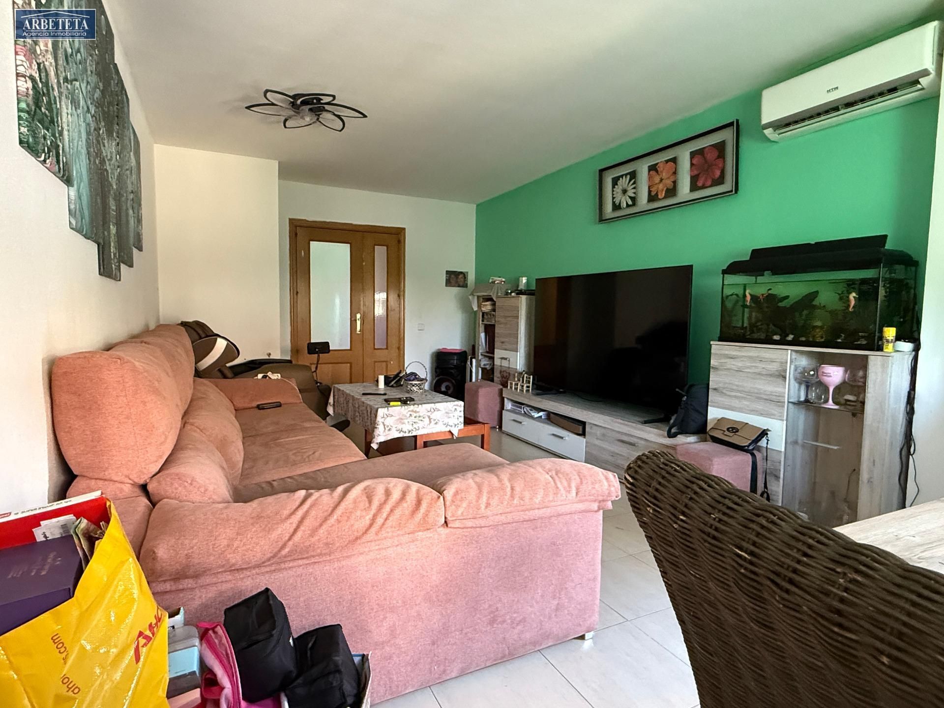 Sala d'estar de Casa adosada en venda en Torija amb Aire condicionat i Terrassa