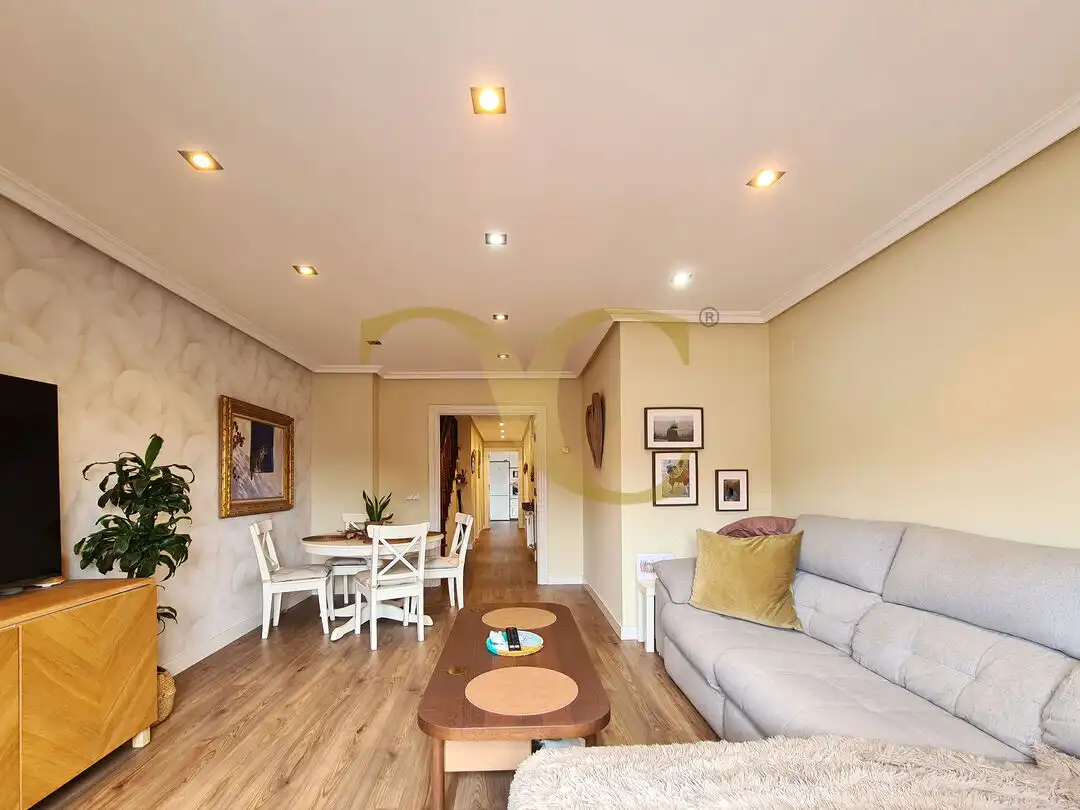 Sala d'estar de Dúplex en venda en Gijón  amb Calefacció, Terrassa i Traster