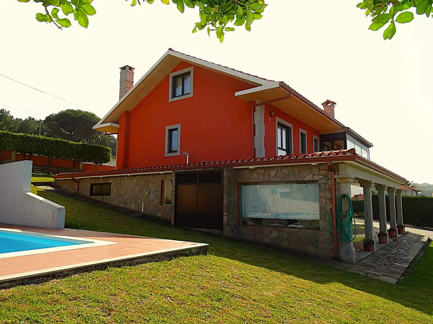Vista exterior de Casa o xalet en venda en Valdoviño amb Calefacció, Jardí privat i Parquet
