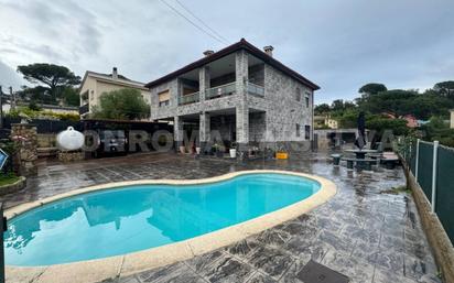 Vista exterior de Casa o xalet en venda en Tordera amb Aire condicionat, Terrassa i Piscina