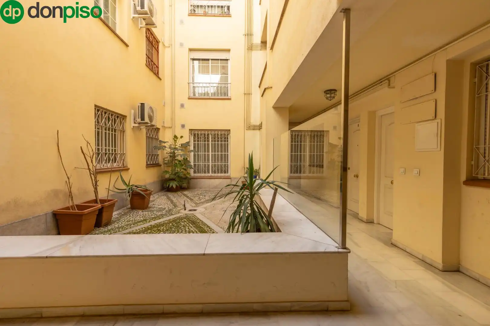 Außenansicht von Wohnung zum Verkauf in Granada mit Klimaanlage, Heizung und Terrasse