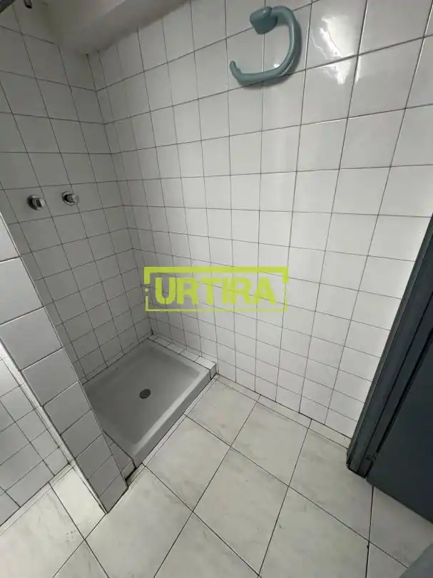 Badezimmer von Fabrikhallen zum Verkauf in Irun 
