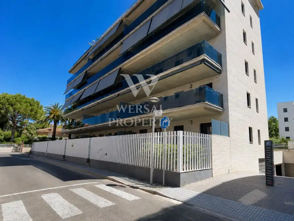 Außenansicht von Wohnungen zum Verkauf in Salou mit Klimaanlage, Privatgarten und Möbliert