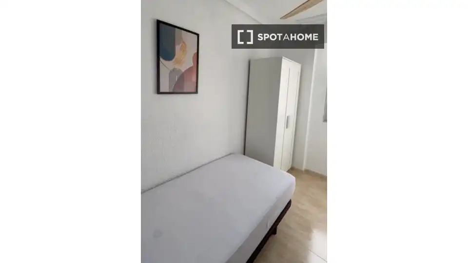 Bedroom of Flat for share in Almería  with Air Conditioner, Heating and Furnished