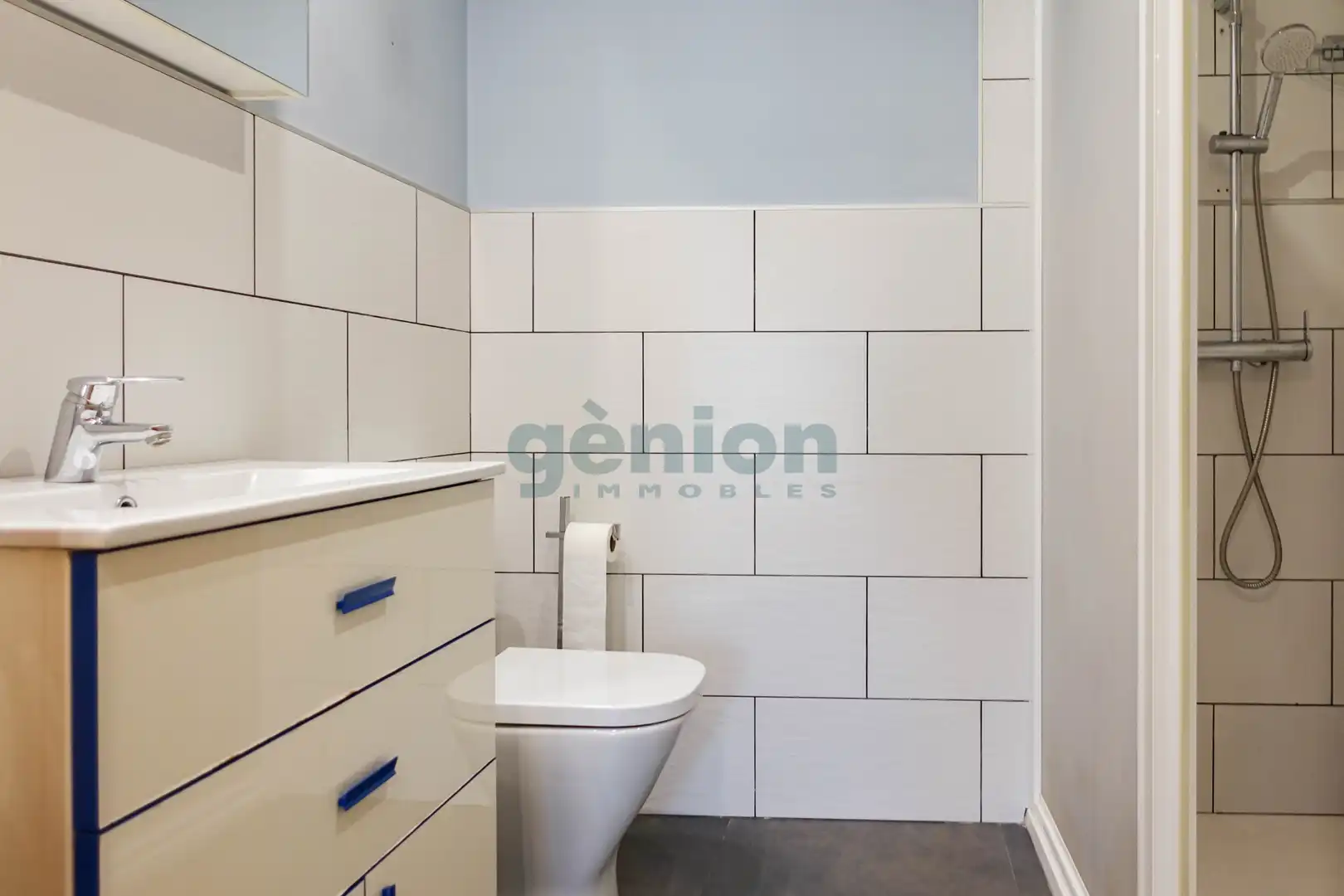 Bathroom of Flat for sale in Girona  with Air Conditioner and Heating