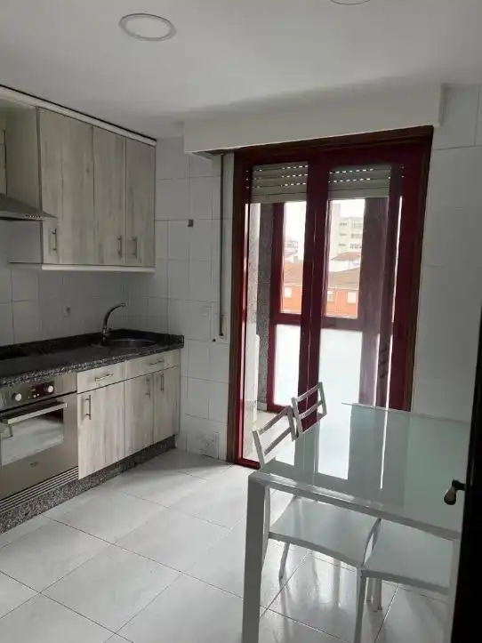 Cocina de Piso de alquiler en Ourense Capital  con Calefacción, Jardín privado y Parquet