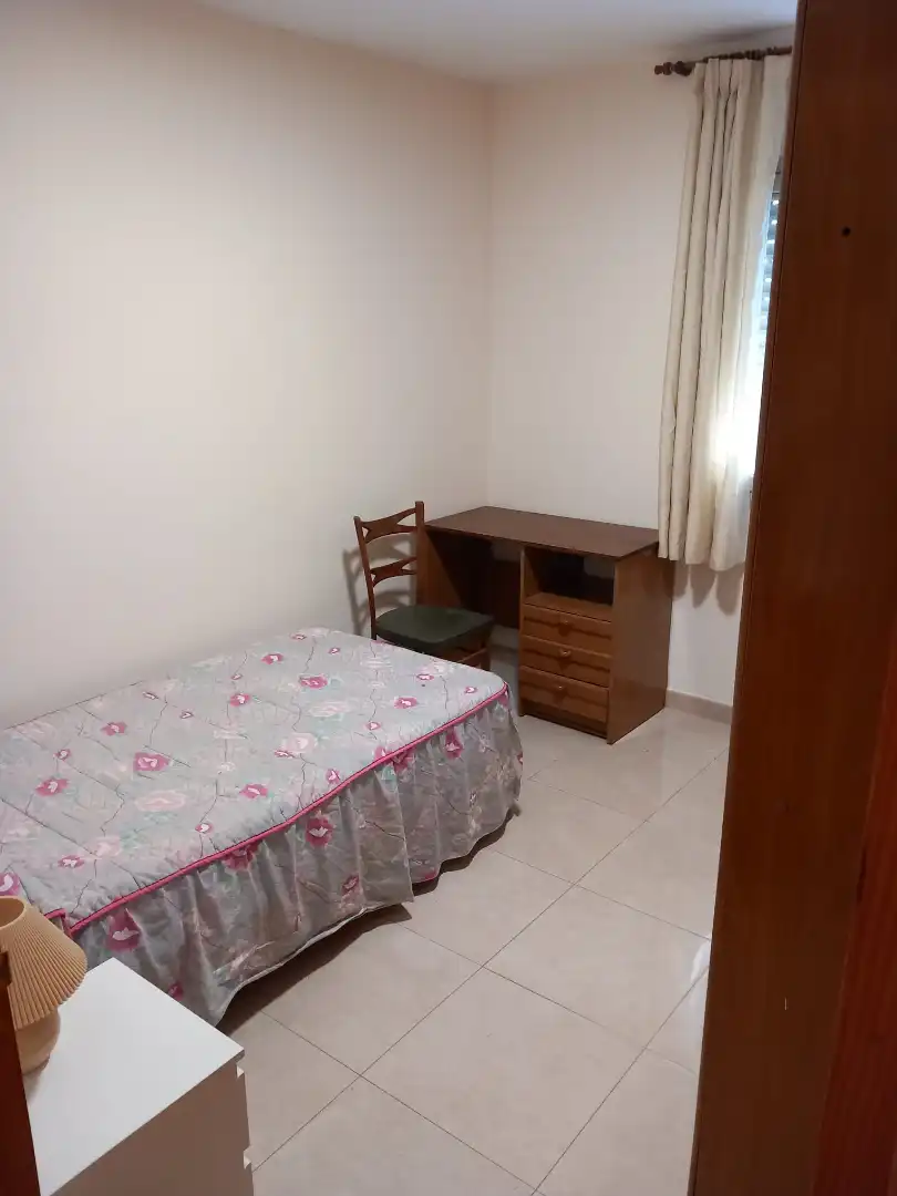 Habitación de Piso de alquiler en La Línea de la Concepción con Amueblado, Horno y Lavadora