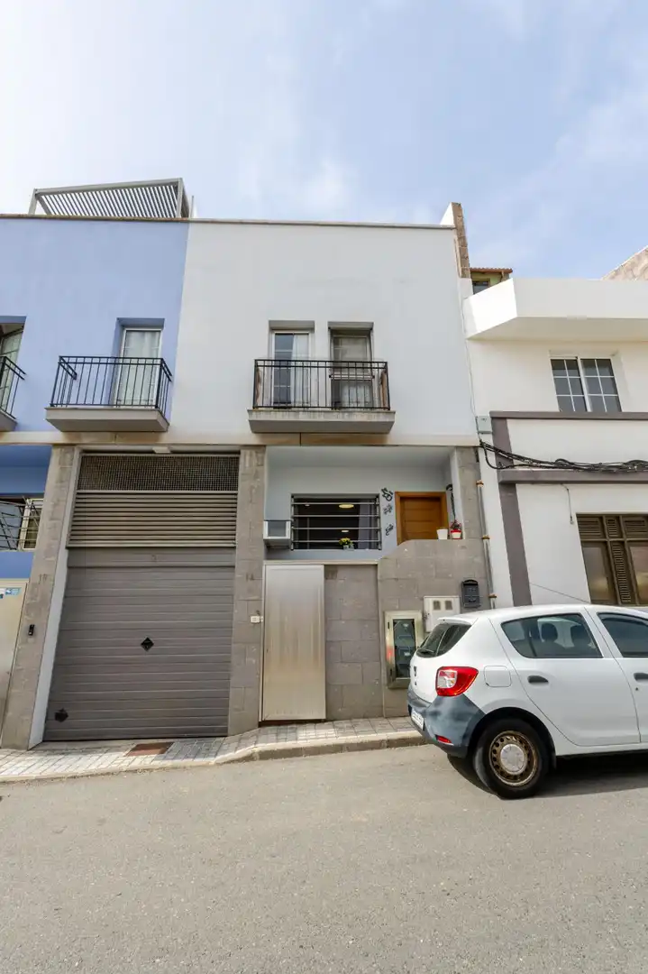 Vista exterior de Casa adosada en venda en Gáldar amb Traster, Moblat i Alarma
