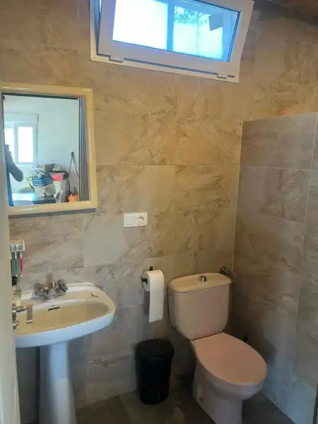 Baño de Finca rústica de alquiler en Lucena con Aire acondicionado, Lavadora y Microondas