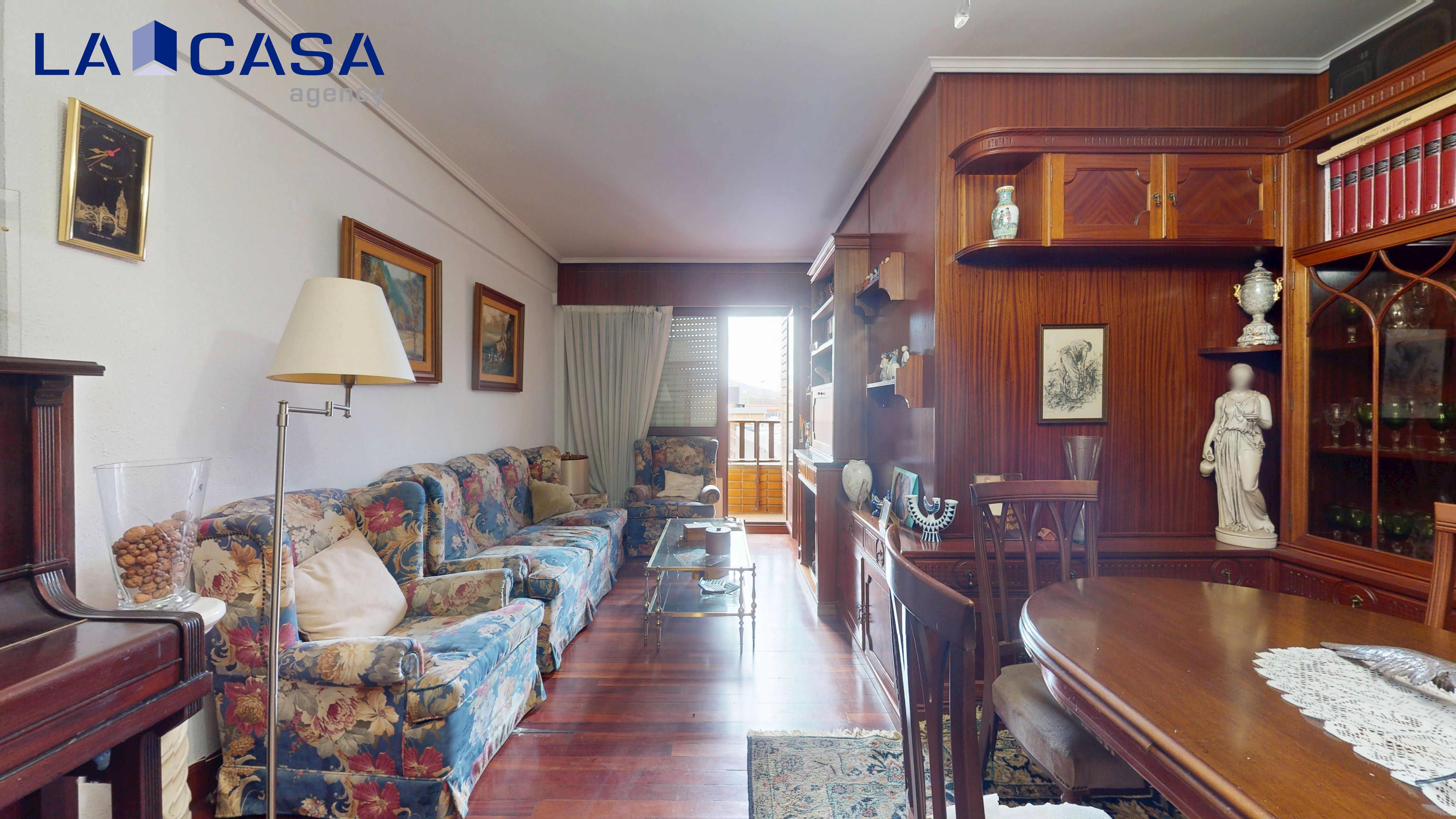 Sala d'estar de Pis en venda en Bilbao  amb Traster i Balcó