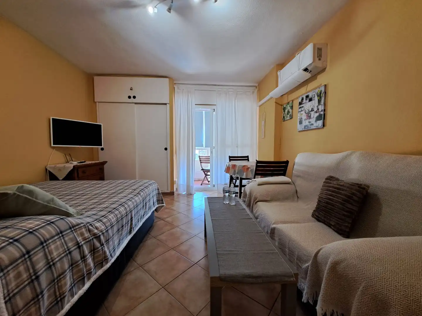 Sala de estar de Estudio en venta en Benalmádena con Aire acondicionado, Terraza y Amueblado
