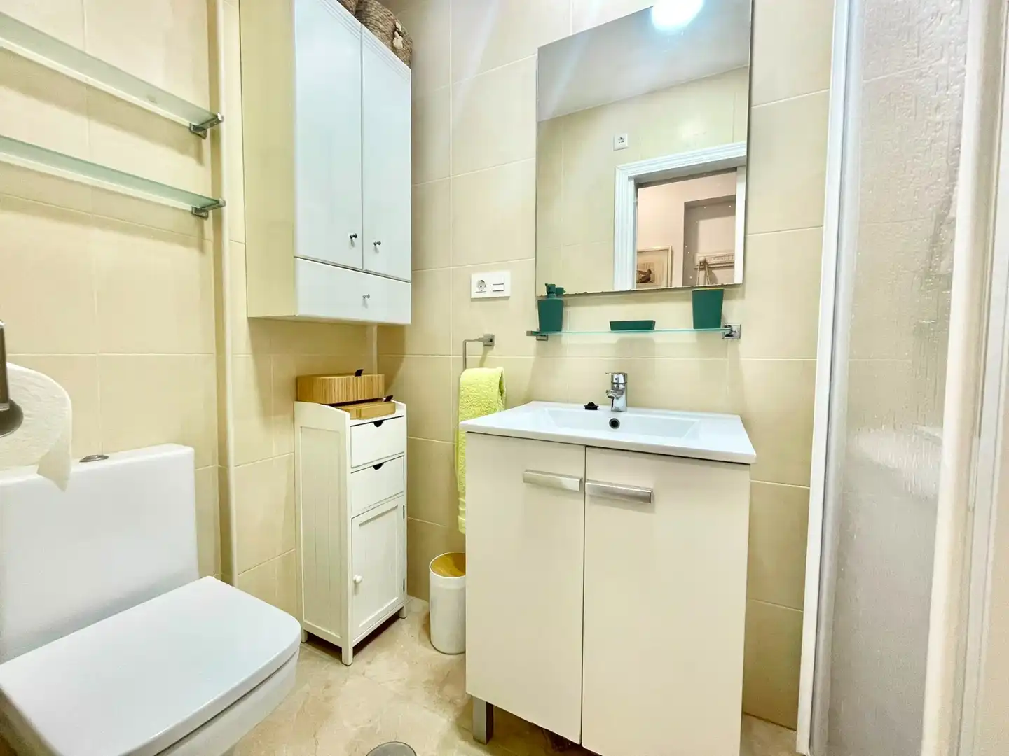 Baño de Estudio de alquiler en Orihuela con Aire acondicionado, Amueblado y Lavadora