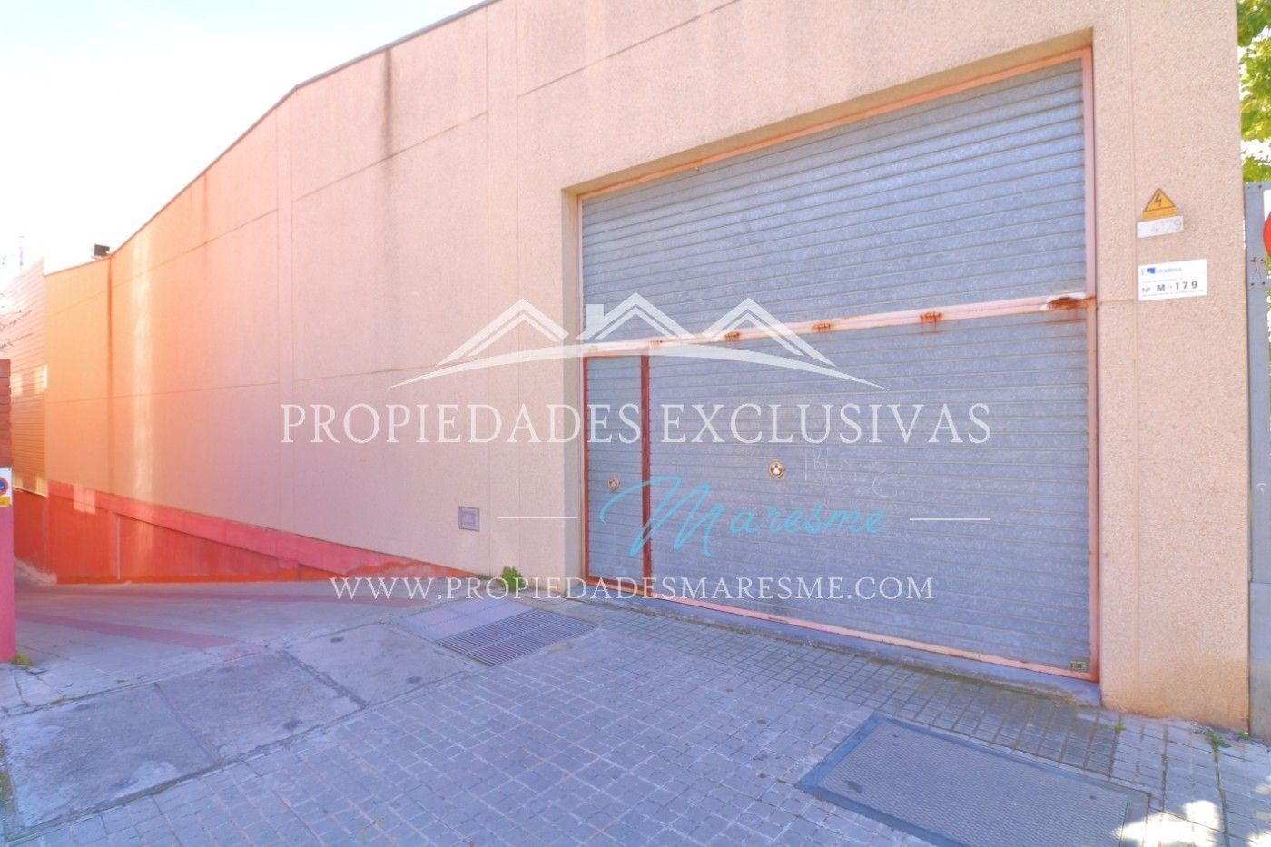 Vista exterior de Nau industrial en venda en El Masnou amb Calefacció
