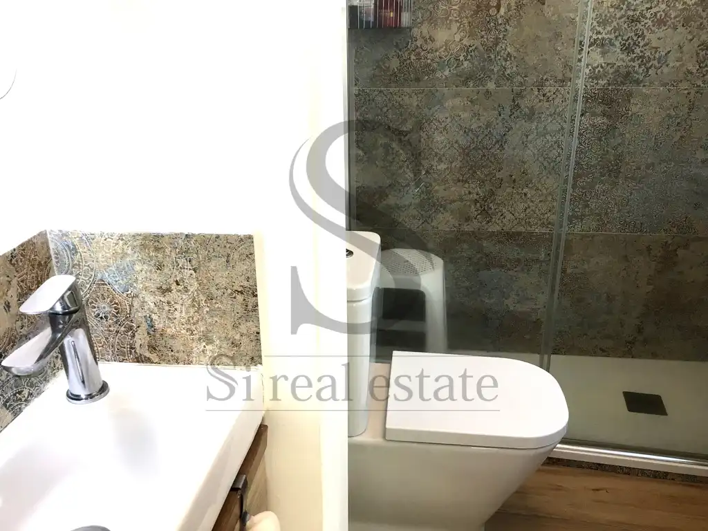 Badezimmer von Dachboden zum Verkauf in Barcelona mit Heizung, Terrasse und Abstellraum