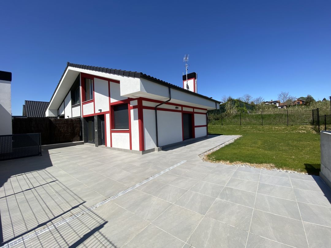Vista exterior de Casa adosada en venda en Sopelana amb Calefacció, Jardí privat i Parquet