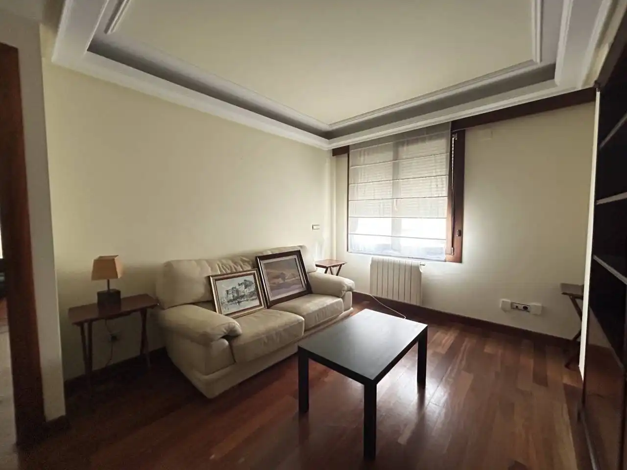 Sala d'estar de Apartament en venda en Oviedo  amb Calefacció, Parquet i Moblat