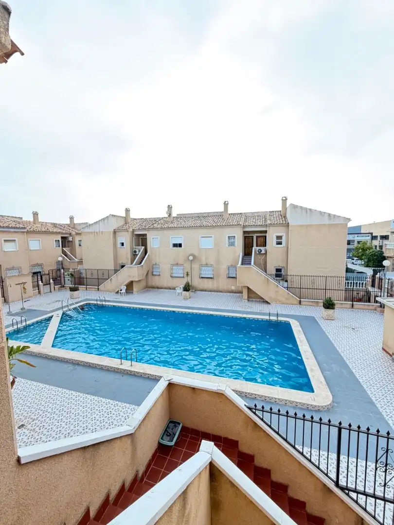 Piscina de Apartamento en venta en Torrevieja con Aire acondicionado, Balcón y Piscina comunitaria