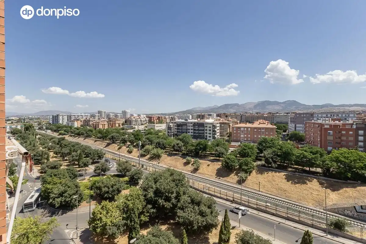 Vista exterior de Piso en venta en Granada con Aire acondicionado, Calefacción y Terraza
