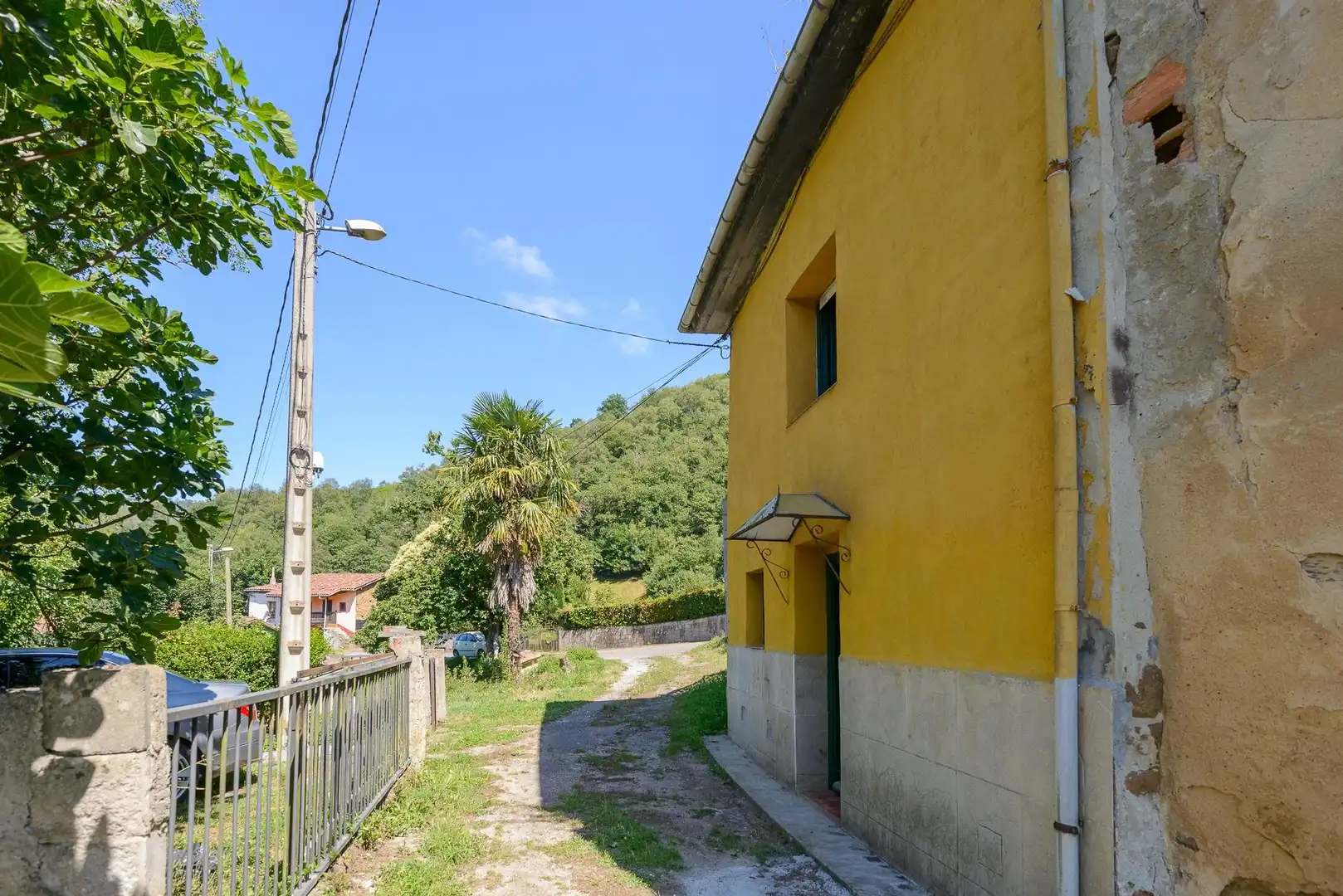 Vista exterior de Casa adosada en venda en Mieres (Asturias) amb Jardí privat, Terrassa i Moblat