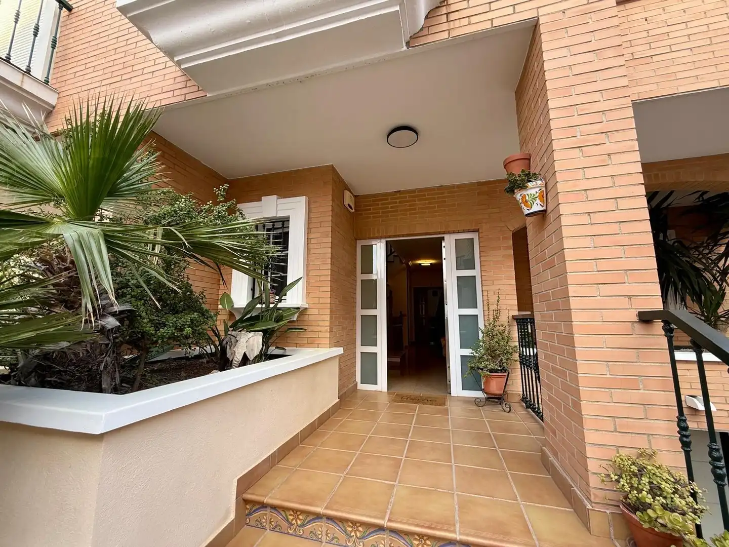 Vista exterior de Casa adosada en venta en Almería con Aire acondicionado, Jardín privado y Terraza