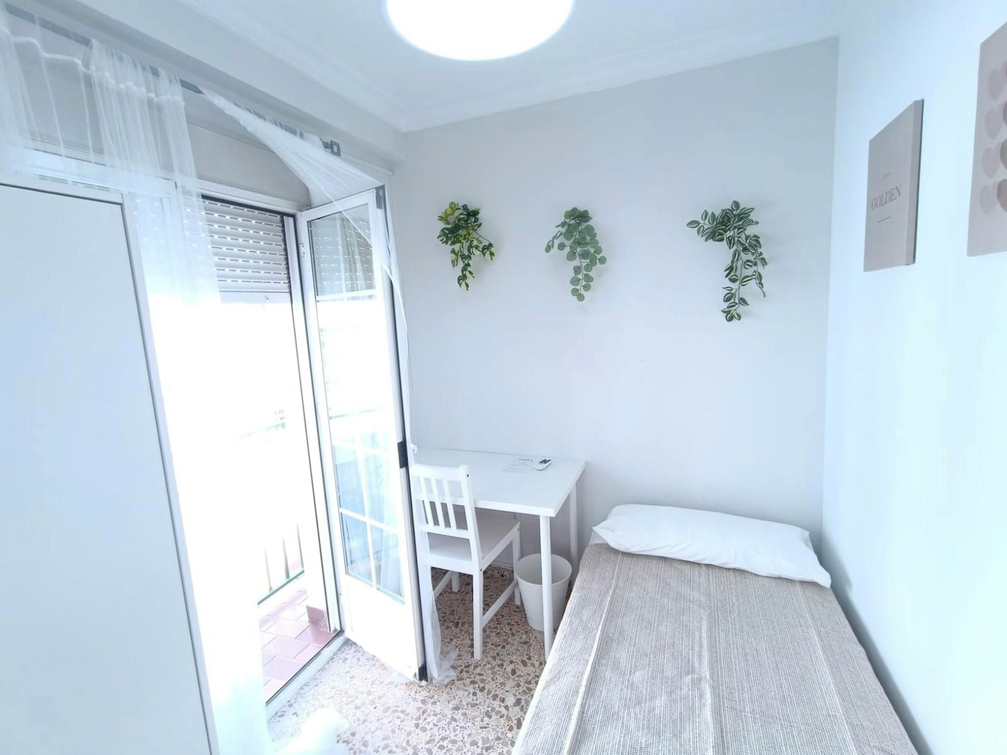 Bedroom of Flat to share in  Sevilla Capital  with Washing machine and Balcony