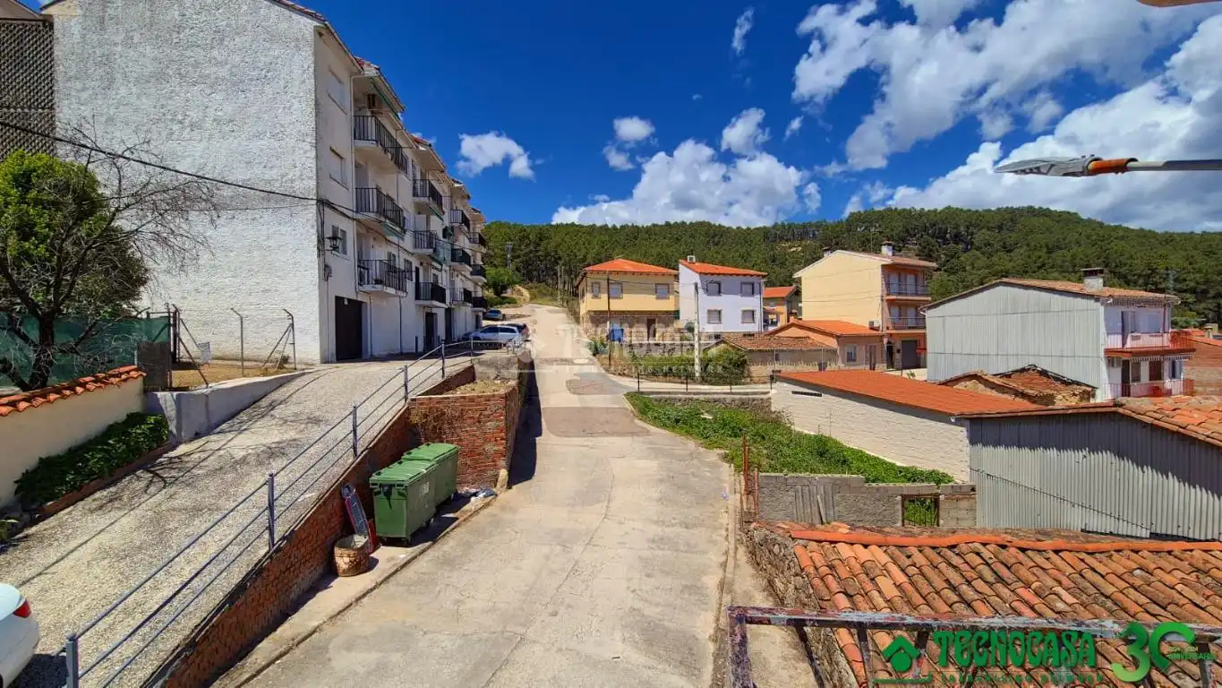 Vista exterior de Casa adosada en venda en Lanzahíta amb Aire condicionat i Calefacció