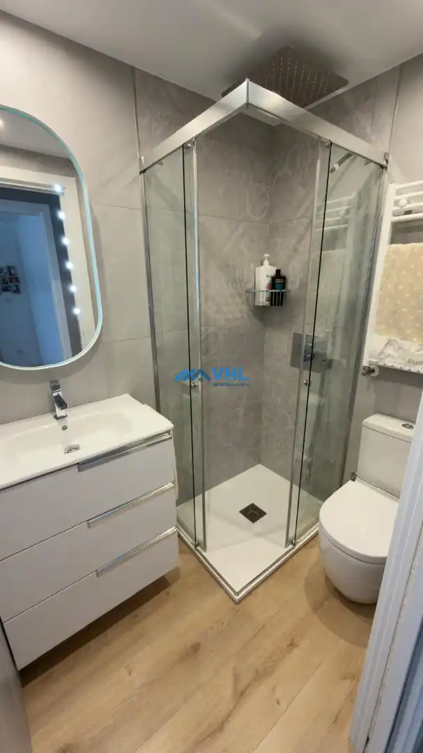 Badezimmer von Wohnung zum Verkauf in Castro-Urdiales mit Klimaanlage, Heizung und Terrasse
