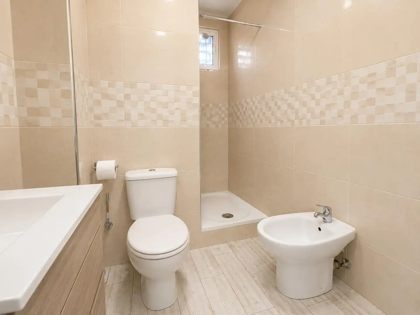 Badezimmer von Wohnung zum Verkauf in Salou mit Klimaanlage, Terrasse und Möbliert