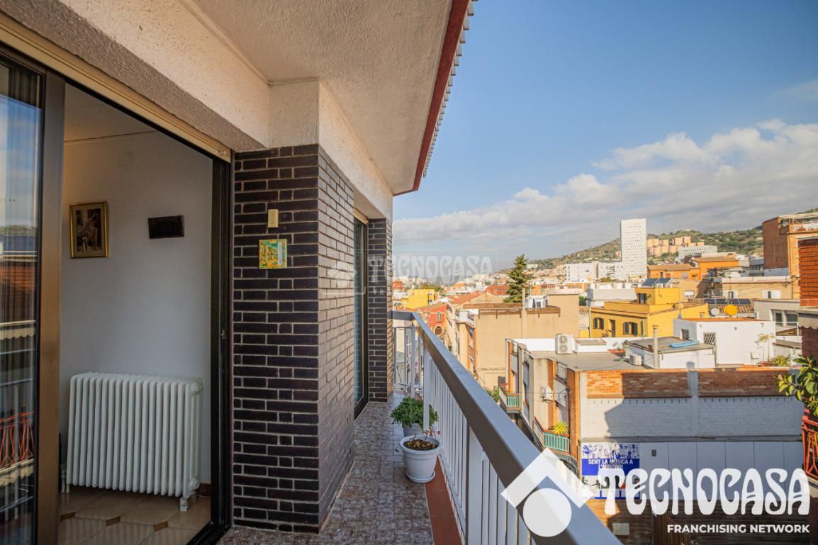 Vista exterior de Pis en venda en Santa Coloma de Gramenet amb Aire condicionat, Calefacció i Balcó