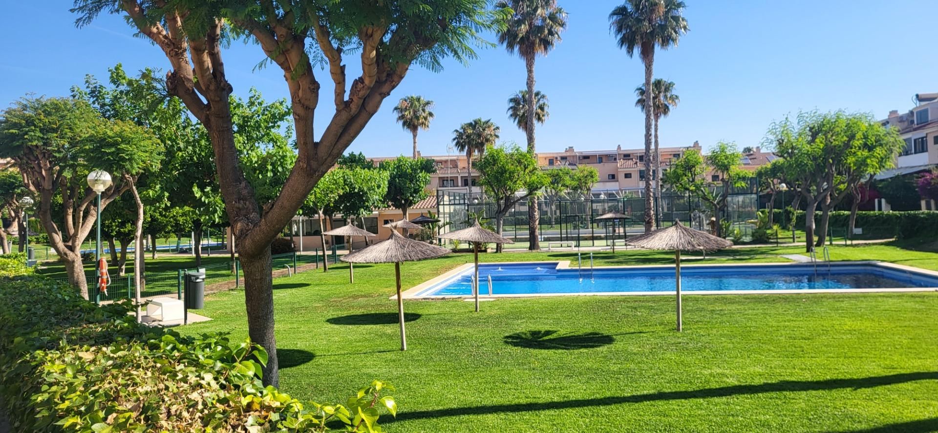 Piscina de Casa adosada de lloguer en Alicante / Alacant amb Calefacció, Jardí privat i Terrassa