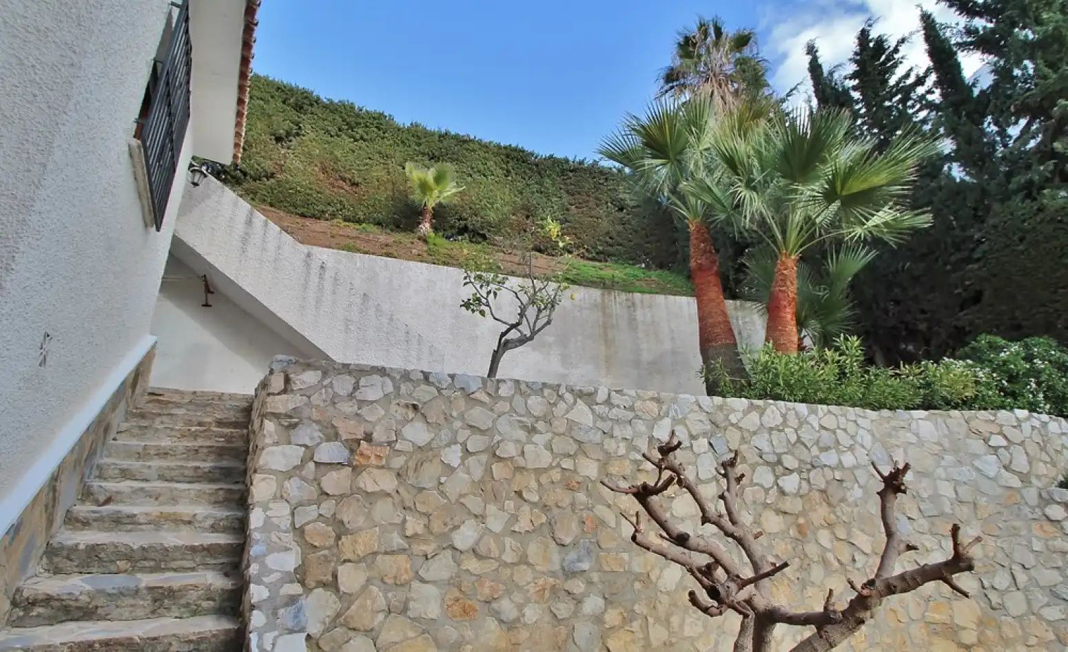 Vista exterior de Casa o xalet en venda en Rincón de la Victoria amb Aire condicionat, Jardí privat i Terrassa
