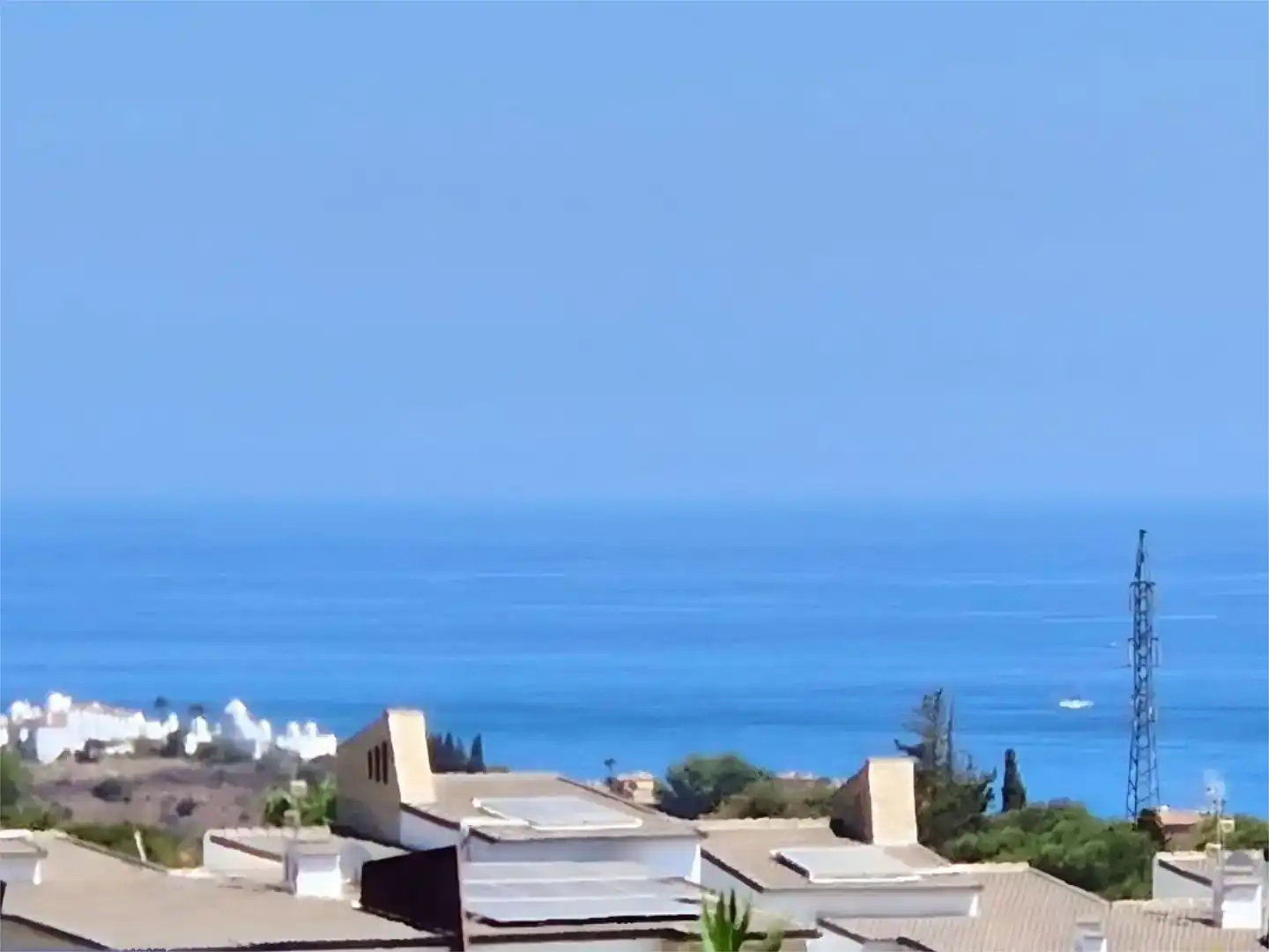 Vista exterior de Casa o xalet en venda en Estepona amb Aire condicionat, Piscina i Balcó