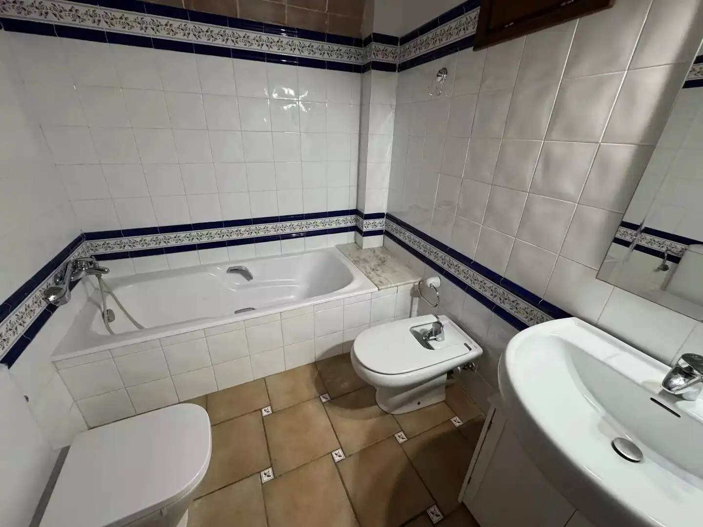 Bany de Casa o xalet en venda en Borrassà amb Parquet, Terrassa i Piscina