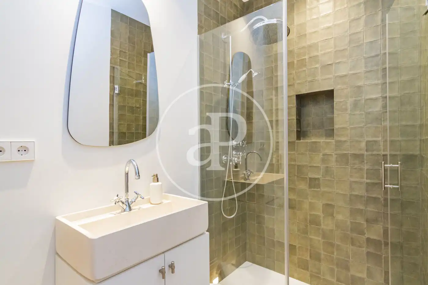 Badezimmer von Wohnung zum Verkauf in Madrid mit Klimaanlage, Heizung und Balkon