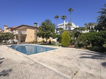 Villa con piscina in vendita a Miami Platja