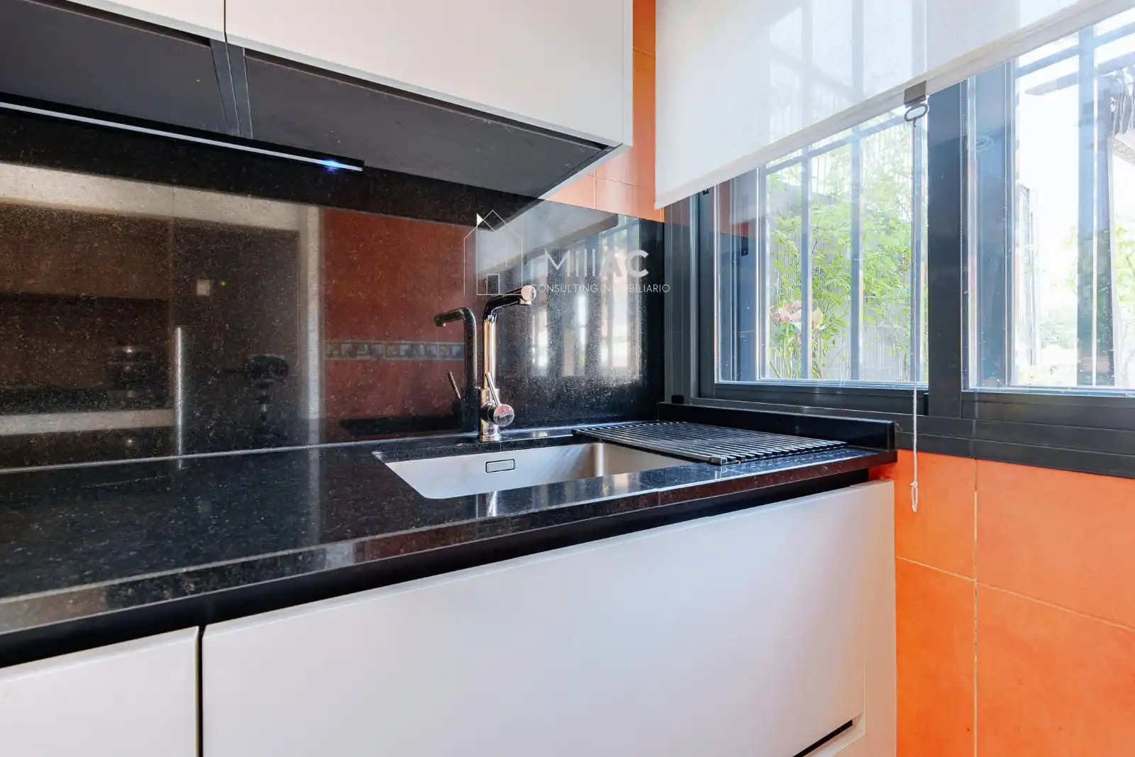 Cocina de Casa adosada en venta en Madrid con Aire acondicionado, Calefacción y Jardín privado