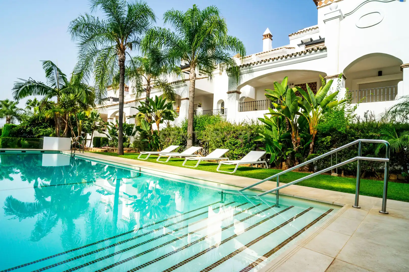 Schwimmbecken von Wohnungen zum Verkauf in Marbella mit Klimaanlage, Privatgarten und Ofen