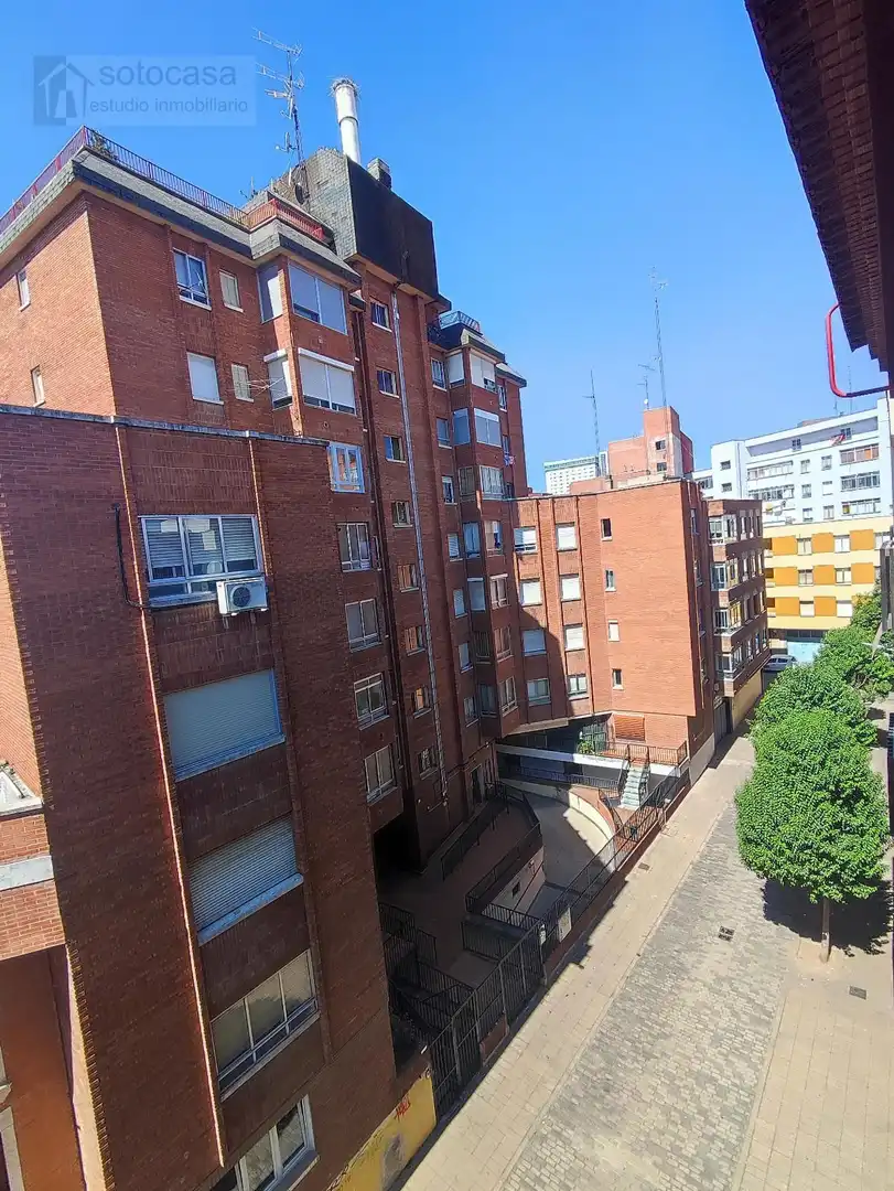 Vista exterior de Àtic en venda en Valladolid amb Calefacció