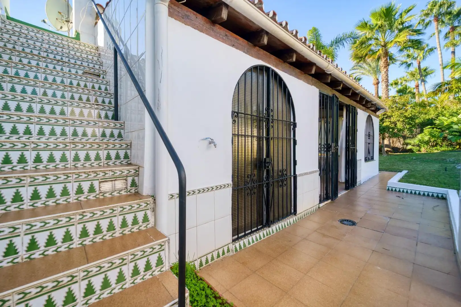 Vista exterior de Casa o xalet en venda en Marbella amb Aire condicionat, Calefacció i Alarma