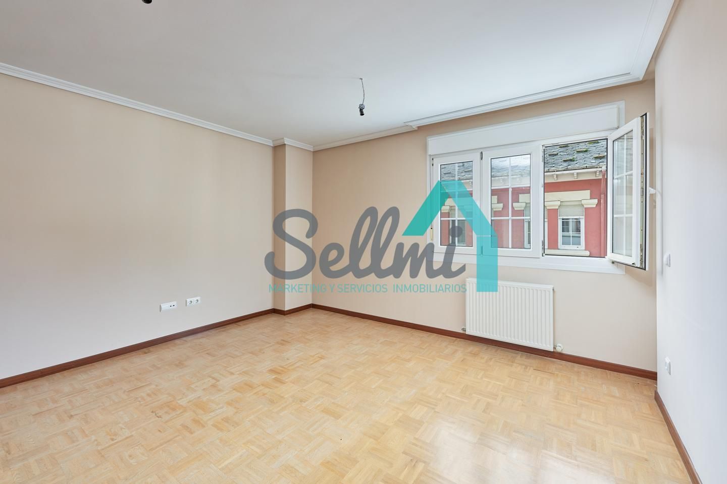 Sala d'estar de Pis en venda en Salas amb Calefacció, Parquet i Traster