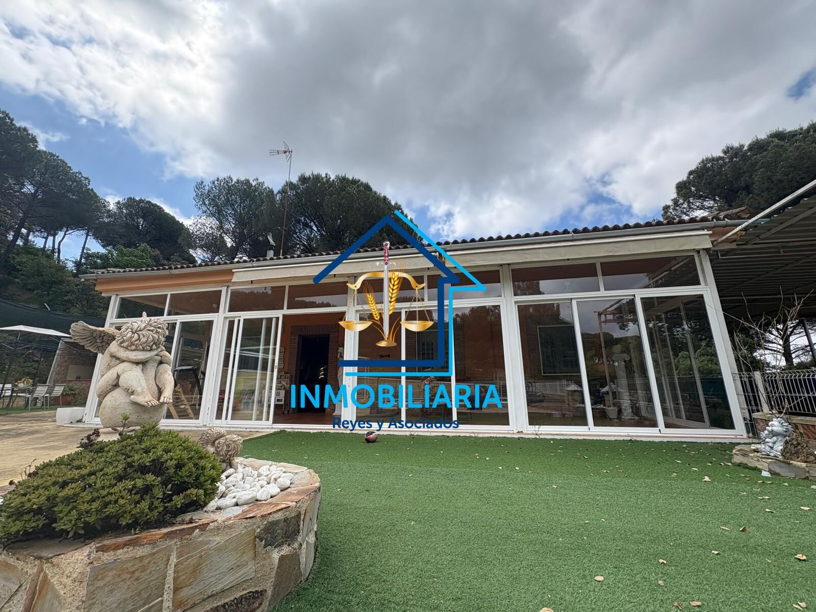 Vista exterior de Casa o xalet en venda en  Córdoba Capital amb Aire condicionat, Terrassa i Piscina